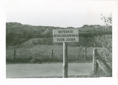 2010-0002-PRE 2.jpg; 2010-0002-PRE/2; Zwart-wit foto van bordje aan duinpad met anti-Joodse opschrift geplaatst tijdens WO II.; fotografie